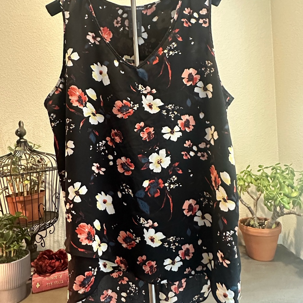 Chelsea & Theodore Black and Red Sleeveless Tank Top